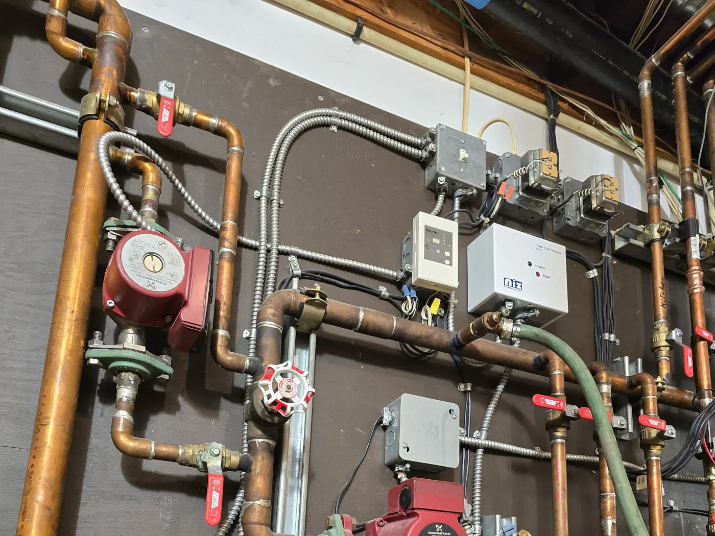 Hydronic manifold and circulator pumps in a commercial mechanical room