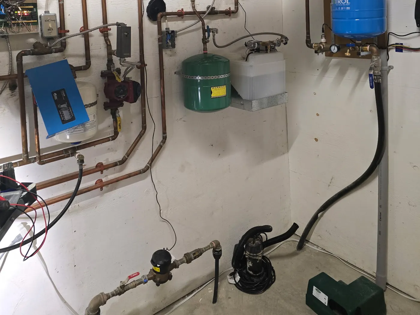 Hydronic heating manifold with expansion tank and controls